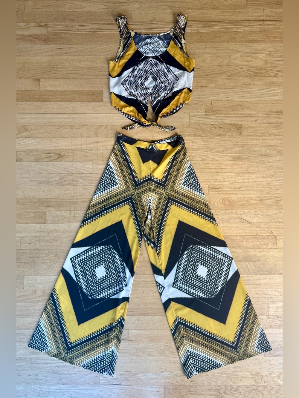 Like New! Alice & Olivia Geometric Print Set, Crop Top w/Tie & Wide-Leg Pants